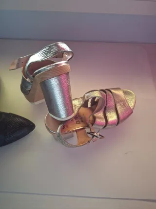 Lote 2 pares zapatos: azul, negro y dorado