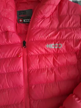 Plumífero rosa con capucha