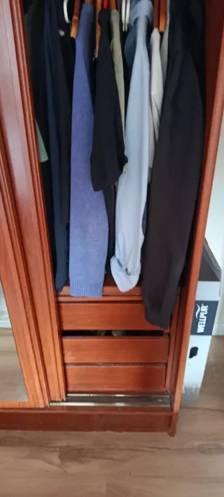 Armario de madera con espejo