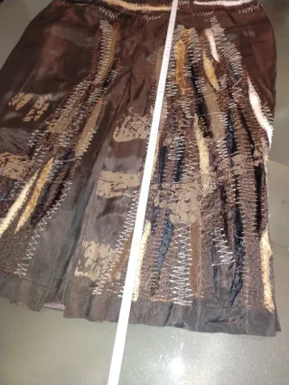 Falda marrón y dorada con detalles