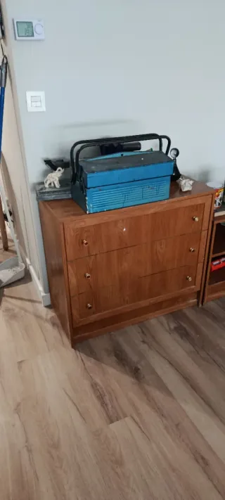 Comoda de madera con detalles metálicos