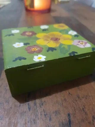 Caja de madera decorada con flores