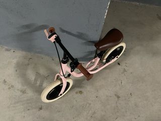 Bicicleta de equilibrio rosa