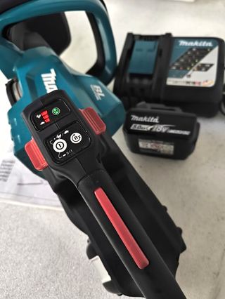 Makita Cortasetos DUH601Z y Motosierra DUC254