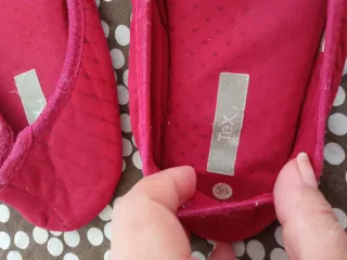 Zapatillas de casa rojas con lazo