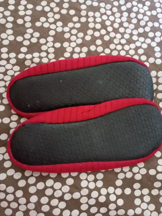 Zapatillas de casa rojas con lazo