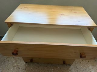 Cómoda de madera con 4 cajones