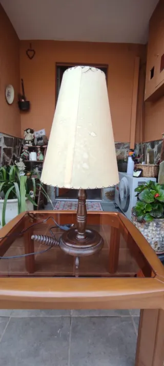 Mesa cristal y lámpara de mesa
