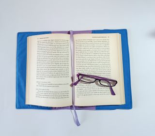 Funda para libro con diseño de estrellas y búhos