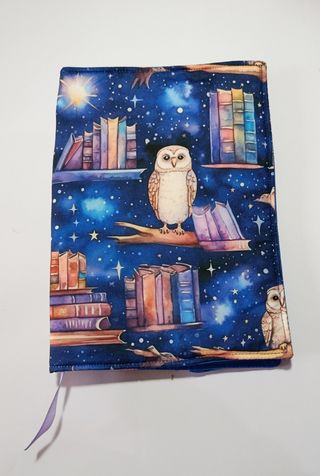 Funda para libro con diseño de estrellas y búhos