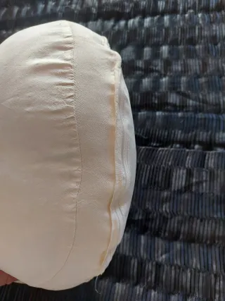 2 cuscini rotondi beige e il loro riempimento
