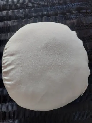 2 cuscini rotondi beige e il loro riempimento