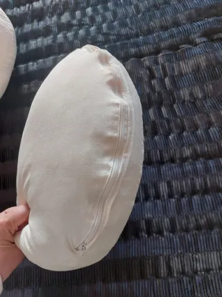 2 cuscini rotondi beige e il loro riempimento