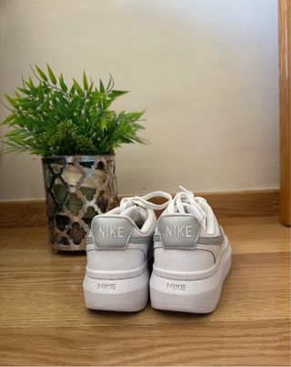 Zapatillas Nike Blancas y Plateadas