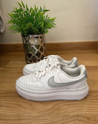 Zapatillas Nike Blancas y Plateadas