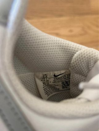 Zapatillas Nike Blancas y Plateadas