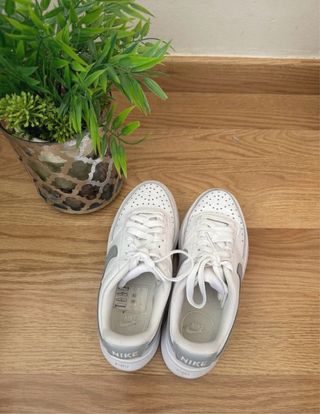 Zapatillas Nike Blancas y Plateadas