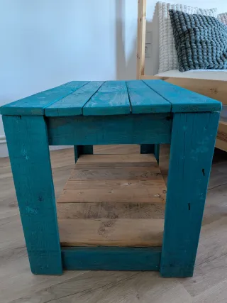 Mesa auxiliar de madera hecha a mano