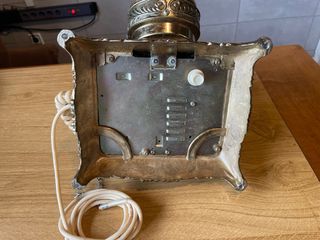Teléfono antiguo dorado y beige