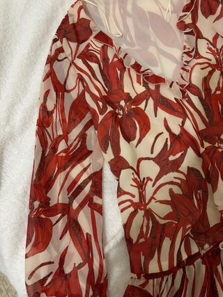 Vestido floral Mango beige y rojo