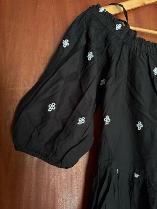Vestido preto com bordado