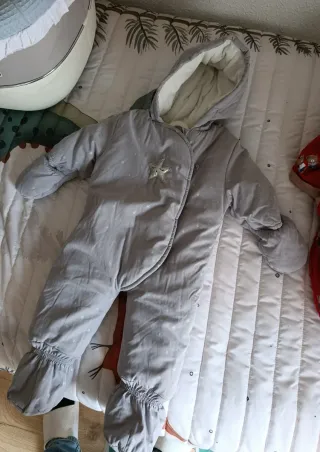 Buzo de nieve gris con estrellas