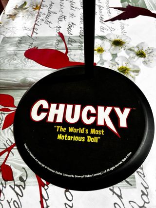 Soporte figura Chucky The World's Most Notorious D