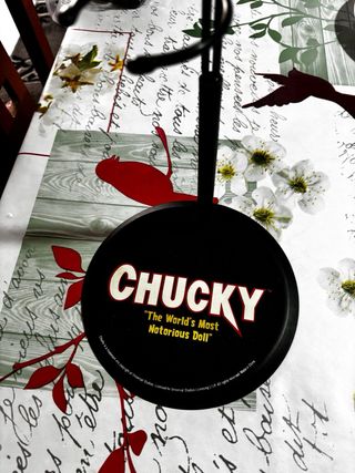 Soporte figura Chucky The World's Most Notorious D