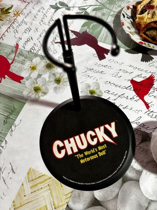 Soporte figura Chucky The World's Most Notorious D
