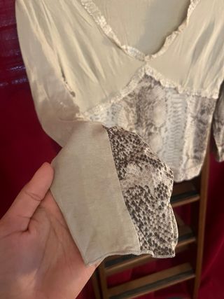 Maglia vintage beige con stampa pitone