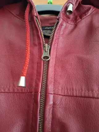 Cazadora polipiel granate con capucha