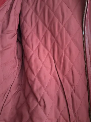 Cazadora polipiel granate con capucha