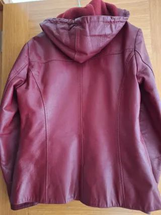 Cazadora polipiel granate con capucha