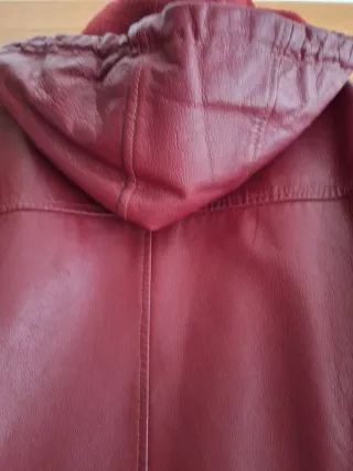 Cazadora polipiel granate con capucha