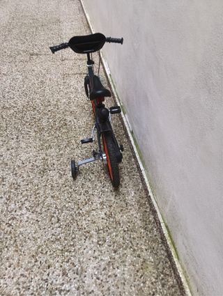 Bicicleta infantil con ruedines