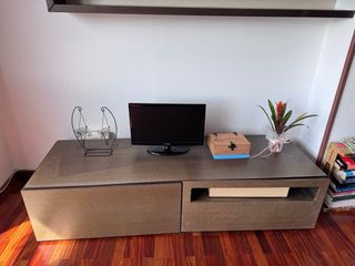 Mueble TV beige y verde y estanteria de conjunto