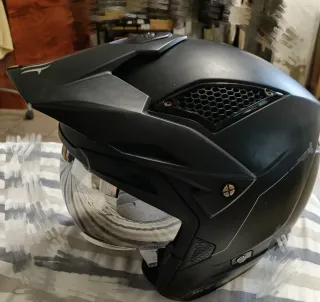 Casco Negro Marca Helmets. Streetfighter.