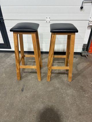 Banquetas de madera y cuero (2 unidades)