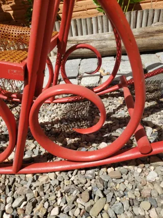 Mecedora antigua de madera y ratán. Sin carcóma.