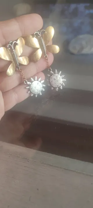 Pendientes mariposa sol oro y plata sin usar.