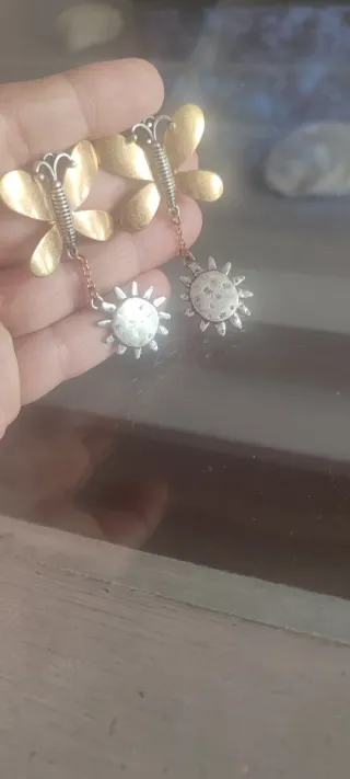 Pendientes mariposa sol oro y plata sin usar.