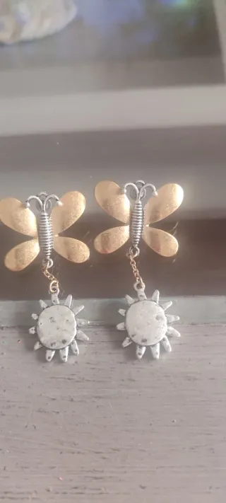 Pendientes mariposa sol oro y plata sin usar.