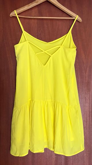 Vestido amarelo com alças finas