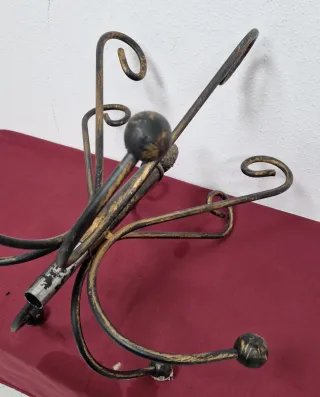 Perchero de pie metálico dorado y negro