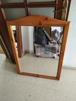 Espejo con marco de madera