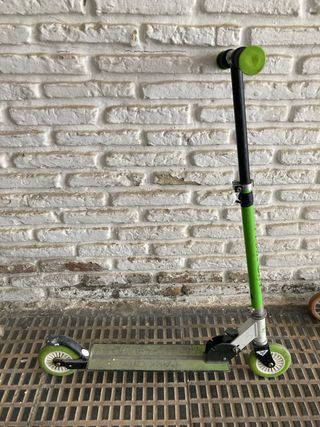 Patinete infantil verde y plateado