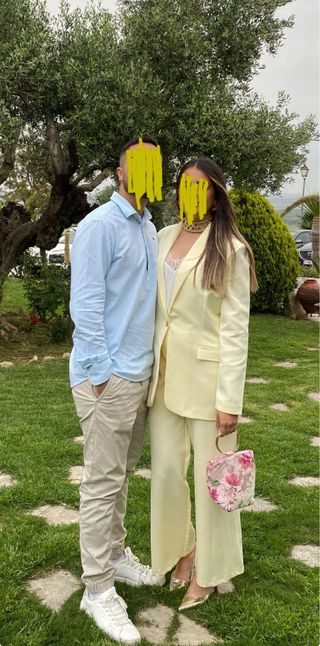 Traje de chaqueta amarillo y rosa