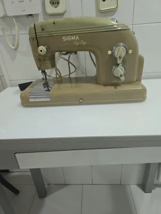 Máquina de coser Sigma Zig-Zag antigua