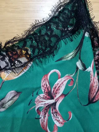 Lencera verde con estampado floral