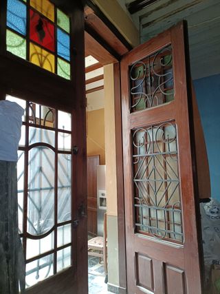 Puerta doble antigua de madera maciza